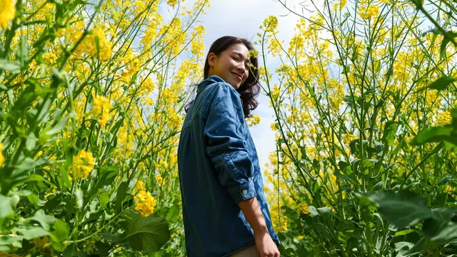 baju biru tersenyum santai berlibur