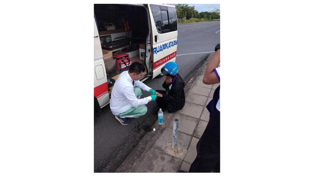 Bantu Korban Kecelakaan di Hari Pernikahan, Tim Paramedis Ini Viral