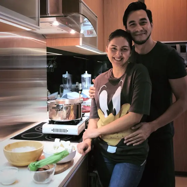 6 Momen Darius Sinathrya dan Donna Agnesia Masak Kolak Untuk Takjil Tenaga Keamanan