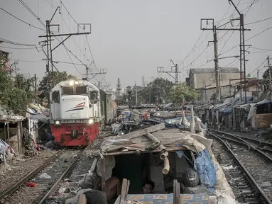 Pemandangan gubuk-gubuk kumuh di bantaran rel kereta api kawasan Senen, Jakarta, (26/9/14). (Liputan6.com/Faizal Fanani)