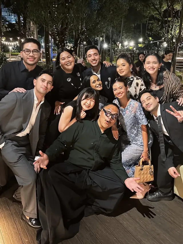 Gaya Artis dan Musisi Hadir Kondangan Kerabat. [@yukikt]