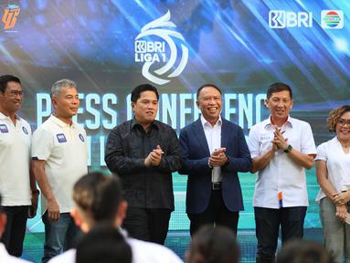 Ketum PSSI Erick Thohir (ketiga kiri) bersama Waketum PSSI Zainudin Amali (ketiga kanan), Dirut BRI Sunarso (kedua kiri), Wadirut BRI Catur Budi Harto (kiri), Dirut LIB Ferry Paulus (kedua kanan) dan Direktur Programming SCM Harsiwi Achmad (kanan) saat peluncuran BRI Liga 1 2023/2024 di Jakarta, Senin (26/6/2023). (Bola.com/Abdul Aziz)