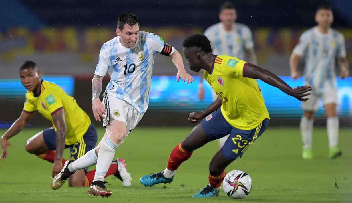 Pada pertandingan tersebut, Argentina tampil dengan pemain andalan dan sang mega bintang. Skuat Messi cs tampil agresif dan bermain dengan apik setelah peluit babak pertama dibunyikan. (Foto: AFP/Raul Arboleda)