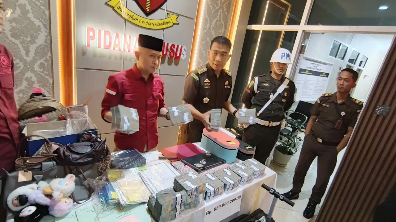 Sejumlah barang bukti yang diamankan oleh tim Bidang Pidana Khusus Kejati Lampung dalam kasus korupsi di bank himbara di Pringsewu. Foto : (Liputan6.com/Ardi).
