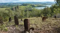 Menhir-menhir di Situs Megalit Tutari Doyo Lama dengan latar Danau Sentani. (Liputan6.com/kemdikbud.go.id)