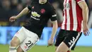 Gelandang Manchester United, Daniel James menggiring bola dari kawalan bek Sheffield United, Enda Stevens pada pertandingan lanjutan Liga Inggris di Stadion Bramall Lane (24/11/2019). MU bermain imbang 3-3 atas Sheffield Unite. (AP Photo/Jon Super)