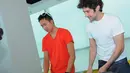 Daniel Kan dan Tikhon Bernstam tampak antusias bermain foosball di Liputan6.com, Selasa (06/5/14). (Liputan6.com/Fasial R Syam)