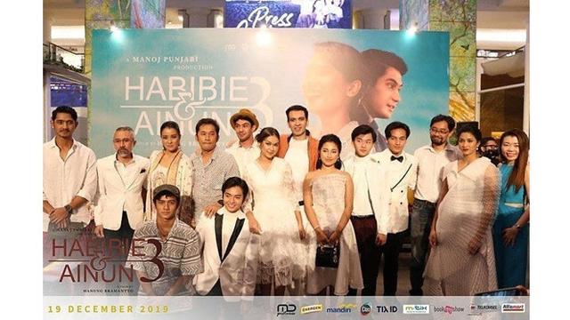 Sudah Bebas, Ini 7 Potret Terbaru Jefri Nichol Hadiri Gala Premier Habibie & Ainun 3