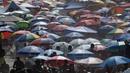 Warga dan wisatawan berbondong-bondong ke pantai Copacabana untuk mendinginkan diri. (Pablo PORCIUNCULA/AFP)