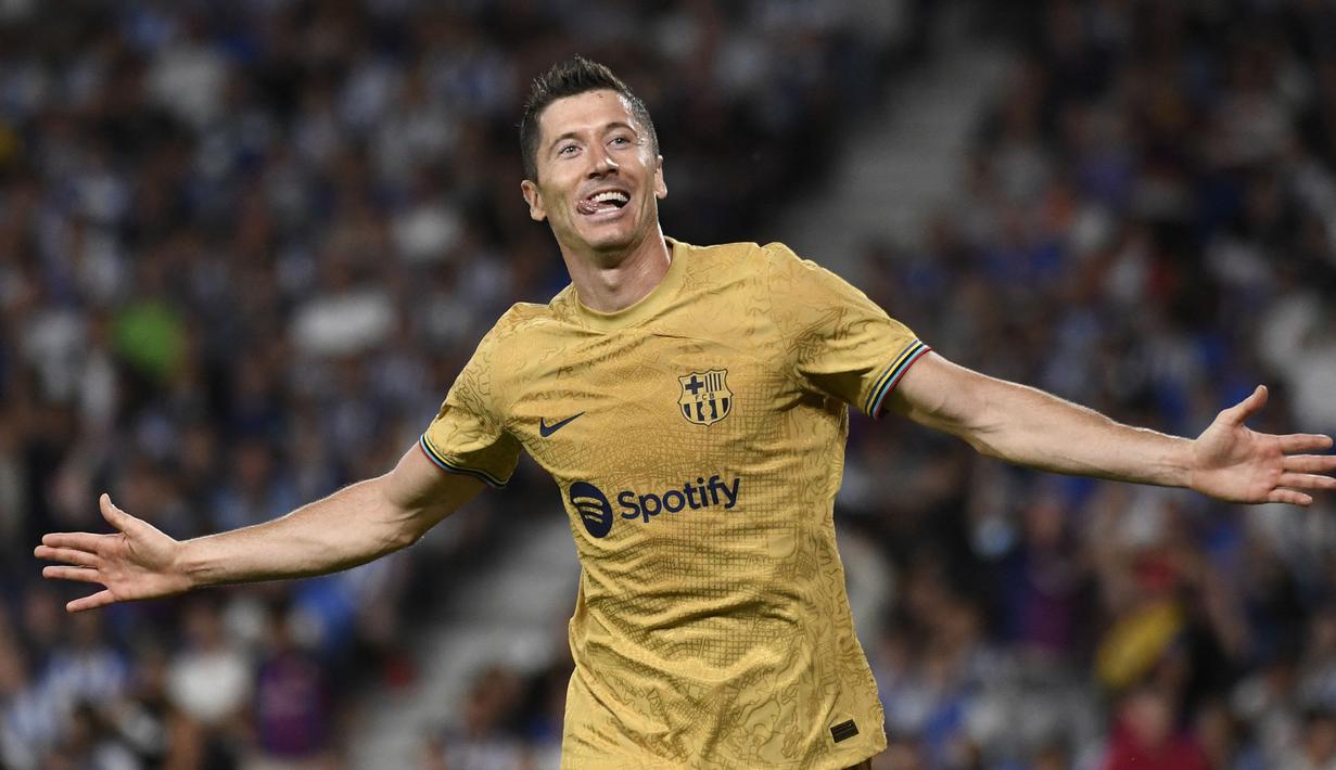 Robert Lewandowski berhasil membuktikan ketajamannya bersama Barcelona saat melawan Real Sociedad di pekan kedua Liga Spanyol, Senin (22/08/2022) dini hari WIB. (AFP/Ander Gillenea)
