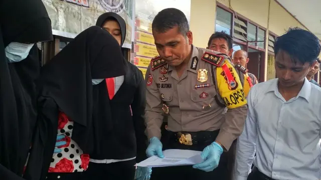 Gonggongan Anjing Kuak Keberadaan Janin Bayi Terbungkus Jilbab Putih