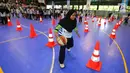 Remaja putri mendribble bola basket pada program Junior NBA Indonesia di Cilandak, Jakarta, Sabtu (24/3). Kegiatan yang telah digelar kelima kalinya ini memacu anak muda Indonesia untuk melakoni gaya hidup sehat dan aktif. (Liputan6.com/Fery Pradolo)