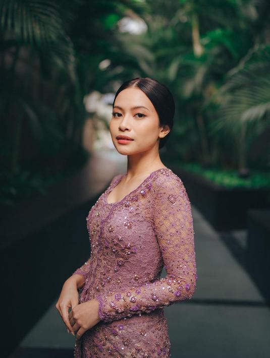 Rambutnya disanggul rapi dan wajahnya dipoles dengan makeup flawless, pesona bintang film Kembang Api ini semakin terpancar. Pamer senyuman manis, Hanggini bikin netizen terkesima. Meski tidak kenakan aksesori seperti anting ataupun kalung untuk mendukung penampilannya, namun tak dipungkiri Hanggini tetap cantik dan banyak yang memuji penampilannya. (Liputan6.com/IG/@hanggini)