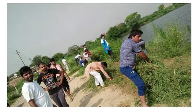 Membersihkan Danau