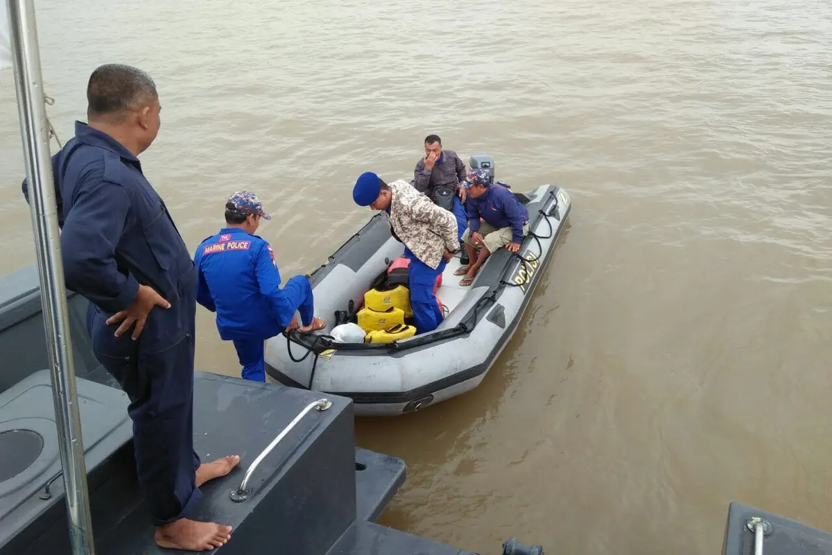 Sat Polair Polres Banyuasin dibantu petugas Dit Polair Polda Sumsel, TNI AL dan nelayan mencari korban yang belum ditemukan (Liputan6.com/Nefri Inge)