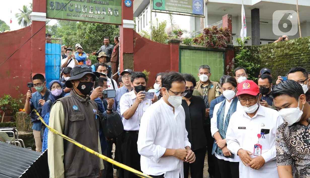 Mendikbudristek Nadiem Makarim mengunjungi SD Negeri Cugenang yang terdampak gempa bumi di Cianjur, Jawa Barat, Rabu (23/11/2022). Sebanyak 142 bangunan sekolah rusak akibat gempa bermagnitudo 5,6 di Cianjur. (Liputan6.com/Herman Zakharia)