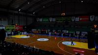 Insiden listrik padam mengganggu pertandingan Hangtuah versus Satya Wacana pada seri keempat IBL 2018-2019 di GOR Sritex Arena, Solo, Jumat (11/1/2019). (Bola.com/Yus Mei Sawitri)