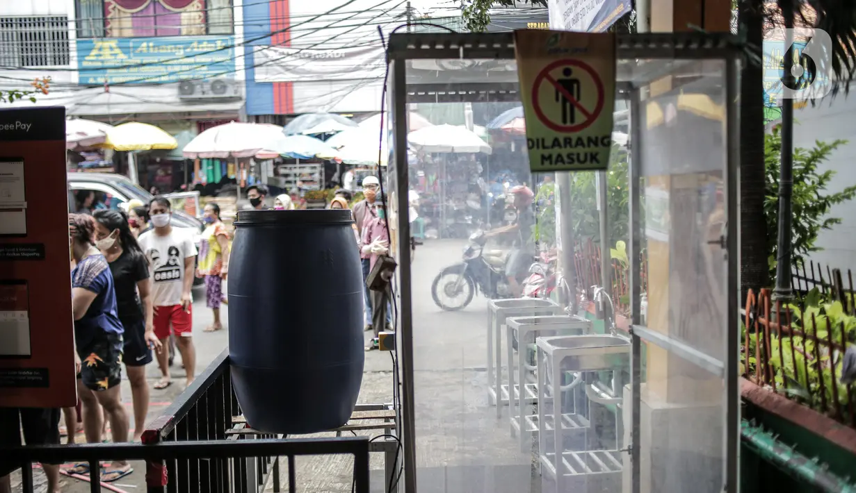 Bilik disinfeksi terlihat di Pasar Kebayoran Lama, Jakarta Selatan, Senin (22/6/2020). Pasar Kebayoran Lama kembali buka setelah sebelumnya tutup selama tiga hari sejak 18 Juni 2020 akibat 14 pedagang positif COVID-19. (Liputan6.com/Faizal Fanani)