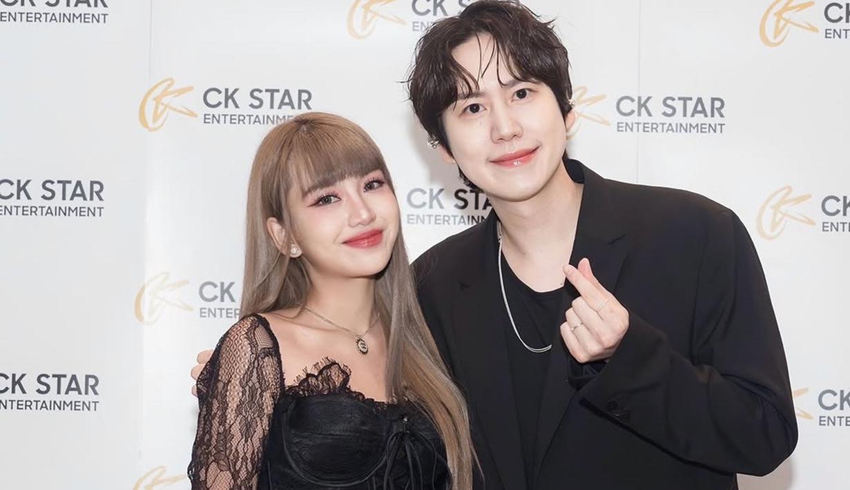 Bagi Ghea, ini adalah mimpi yang menjadi kenyataan. Sebagai penggemar berat Kyuhyun sejak lama. Kolaborasi ini berawal dari cover lagu Ghea, "Jiwa yang Bersedih," oleh Kyuhyun. Awalnya, manajer Ghea hanya meminta izin untuk foto bersama, namun secara mengejutkan juga mengajukan permintaan duet. (Liputan6.com/IG/@gheaindrawari)