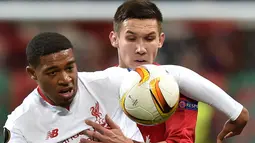 Pemain Liverpool, Jordon Ibe (kiri), berebut bola dengan pemain Rubin Kazan, Elmir Nabiullin, dalam lanjutan Grup B Liga Europa di Stadion Kazan Arena, Rusia, Jumat (6/11/2015) dini hari WIB. (AFP Photo/Kirill Kudryavtsev)