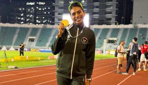 Maria Natalia Londa memamerkan medali emas yang diraih di SEA Games 2025. (Instagram/marianatalialonda7997)