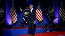 Presiden AS Barack Obama melambaikan tangan sesaat sebelum menyampaikan pidato perpisahannya sebagai pemimpin negara di Chicago, Selasa (10/1). Pidato perpisahan presiden menjadi tradisi dalam politik Negeri Abang Sam. (AP Photo/Charles Rex Arbogast)
