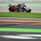 Pembalap Gresini Ducati Alex Marquez tak beruntung saat mengikuti kualifikasi MotoGP India. Dia mengalami patah tulang iga sehingga harus absen di dua balapan di depan (AFP)