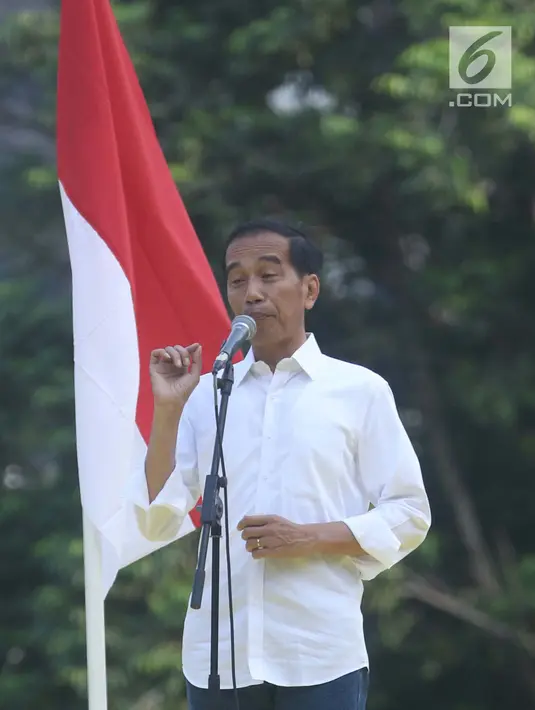 Capres nomor urut 01, Joko Widodo memberikan pidato saat menghadiri Deklarasi Alumni UI untuk Jokowi-Amin di Plaza Tenggara GBK Jakarta, Sabtu (12/1). Deklarasi dihadiri perwakilan berbagai kampus di Indonesia. (Liputan6.com/Helmi Fithriansyah)