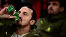 Pemain AC Milan, Zlatan Ibrahimovic saat berada di bangku cadangan dalam pertandingan lanjutan pekan ke-22 Serie A musim 2022/2023 melawan Torino yang berlangsung di San Siro, Milan, Sabtu (11/2/2023) dini hari WIB. (AFP/Marco Bertorello)