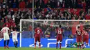 Pemain Sevilla, Wissam Ben Yedder mencetak gol ke gawang Liverpool pada laga kelima Grup E Liga Champions di Stadion Ramon Sanchez Pizjuan, Rabu (22/11). Sempat unggul tiga gol, Liverpool kemudian justru diimbangi Sevilla 3-3. (AP/Miguel Morenatti)