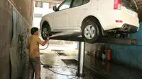 Agar tetap kinclong bagian kolong mobil selalu dibersihkan. (schumakindia)