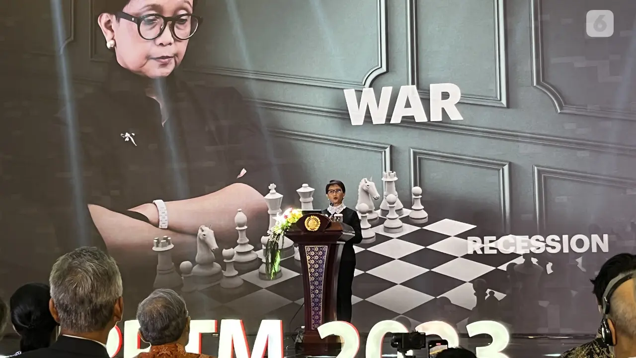 Menteri Luar Negeri RI Retno Marsudi dalam Pernyataan Pers Tahunan Menteri Luar Negeri 2023 (PPTM 2023). (Liputan6.com/R. Trimutia Hatta)