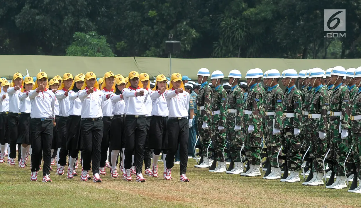 Calon Paskibraka Nasional menjalani latihan baris-berbaris bersama dengan tim gabungan di PP-PON Cibubur, Jakarta , Senin (7/8). Tim gabungan terdiri dari anggota TNI AD, TNI AU, TNI AL, Polri, Pasmpampres serta Marching Band. (Liputan6.com/Yoppy Renato)