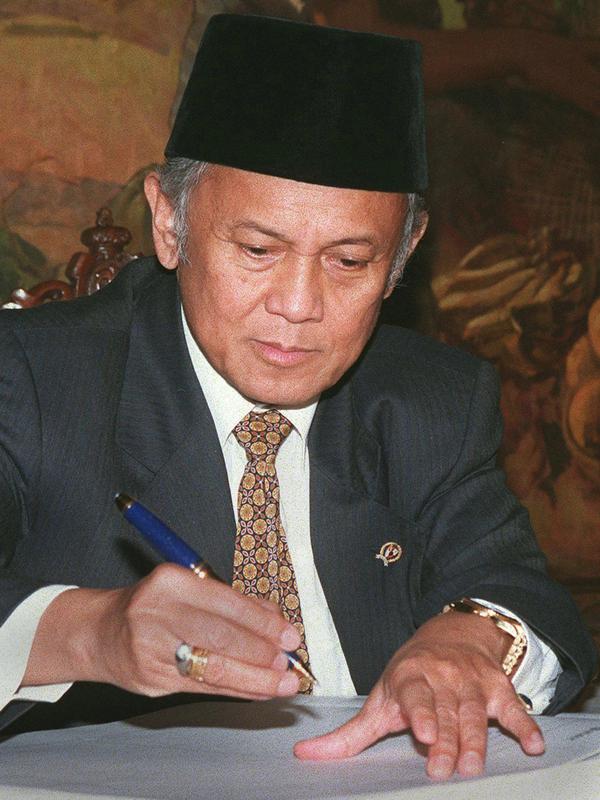 BJ Habibie yang menjabat sebagai Menteri Negara Riset dan Teknologi (Menristek)  menandatangani buku tamu sebelum pertemuannya dengan Presiden Filipina Fidel Ramos di Istana Malacanang pada 23 Januari 1998. (AFP PHOTO/ROMEO GACAD)