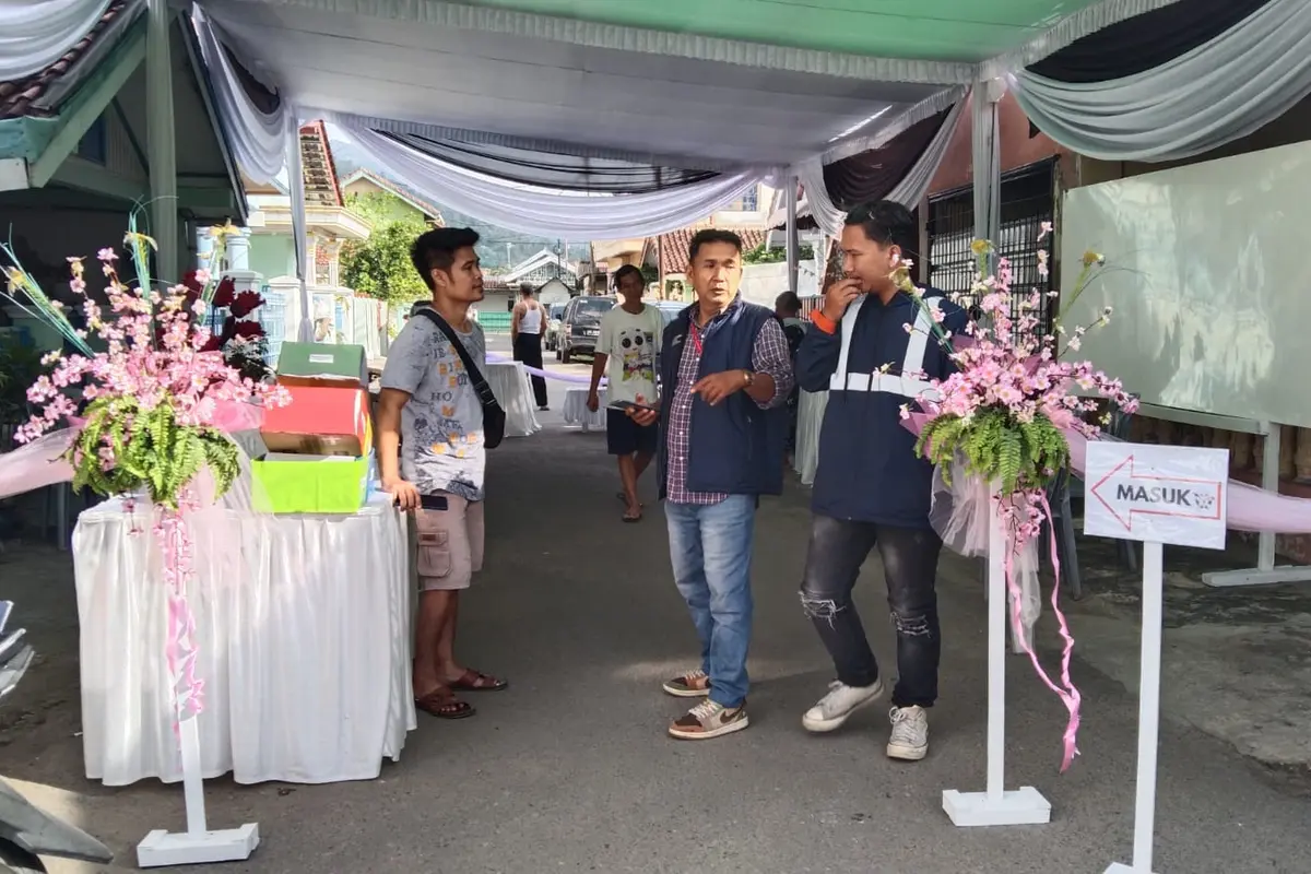 Suasana TPS 15 di Kelurahan Panjang Selatan, Bandar Lampung, mengusung tema valentine.