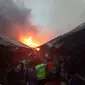 Warga kesulitan menyelamatkan barang dagangan mereka di Pasar Leles Garut karena api yang segera membesar. (Liputan6.com/Jayadi Supriadin)
