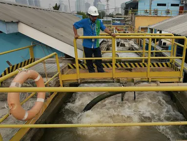 Petugas memeriksa proses penyaringan air milik PT Palyja di Instalasi Pengolahan Air (IPA), Jakarta, Rabu (29/8). Memasuki musim kemarau yang mengakibatkan adanya penurunan debit air di salah satu sumber air baku. (Liputan6.com/Herman Zakharia)