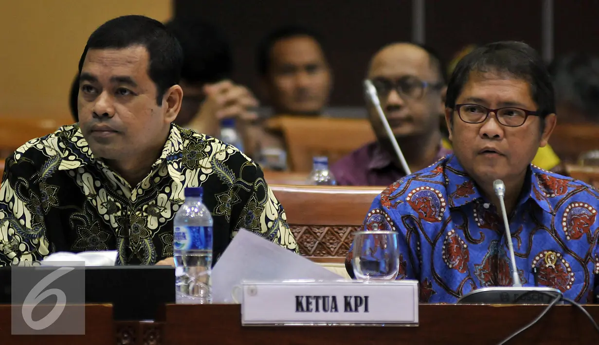 Menkominfo Rudiantara (kanan) bersama Ketua KPI Pusat, Judhariksawan saat mengikuti Rapat Intern Panja RUU tentang Penyiaran dengan Komisi I DPR, Jakarta, Kamis (3/3). Rapat membahas Penyusunan/Perumusan RUU tentang Penyiaran. (Liputan6.com/Johan Tallo)