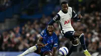 Momen striker Tottenham Hotspur, Pape Sarr dianggap melanggar gelandang Chelsea, Moises Caicedo, sebelum mencetak gol yang akhirnya dianulir oleh wasit dalam laga pekan ke-30 Premier League di Stamford Bridge, Jumat (4/4/2025) dini hari WIB. (Glyn KIRK / AFP)