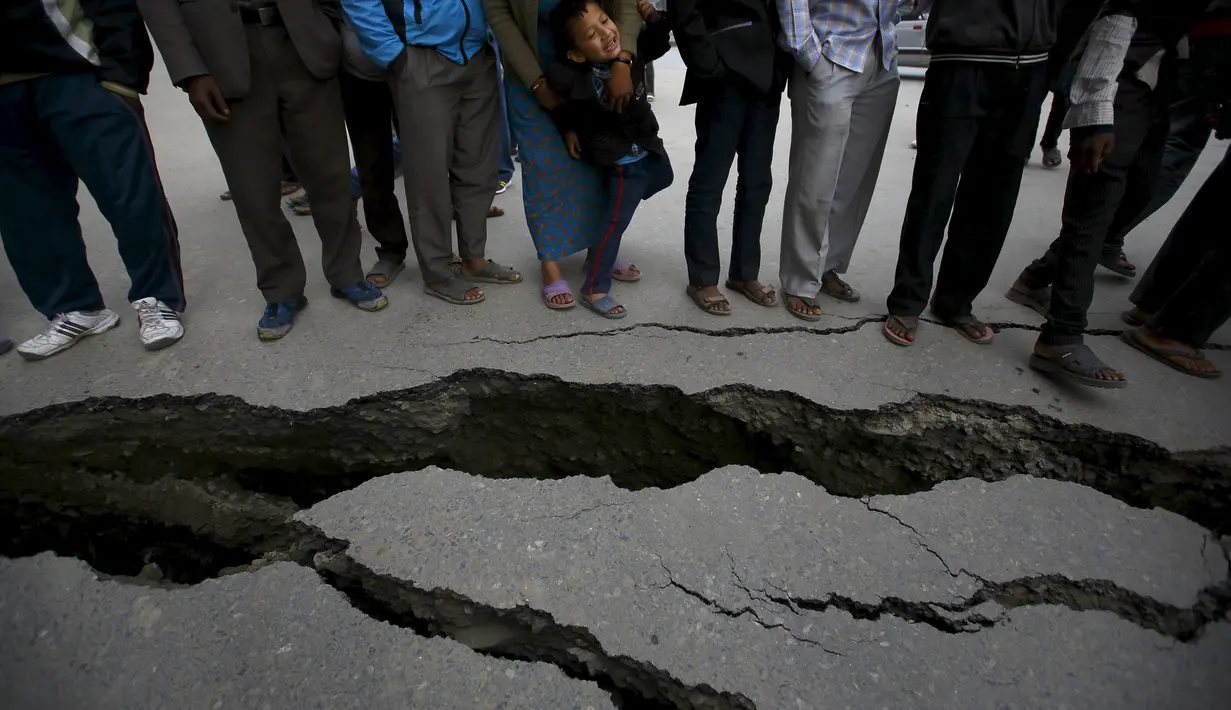 Sebuah jalan terlihat terbelah setelah gempa yang menghantam kawasan antara ibukota Kathmandu dan kota Pokhara, Minggu (26/4/2015). Dikabarkan sekitar 500 orang lebih tewas dalam peristiwa tersebut (Reuters/Navesh Chitrakar)