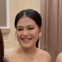 Untuk riasan wajah, Kahiyang tampil dengan riasan flawless mengenakan blush on pink dan lipstik pink glossy nya. Dengan riasan mata yang tidak terlalu bold. [Instagram/@adellejewellery]