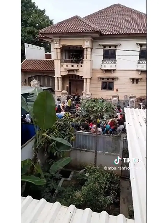 6 Potret Antusias Warga saat Nathalie Holscher Datangi Rumah Tiko, Ramai Padat