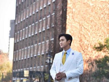 Choi Siwon lewat salah satu postingan terbaru di akun Instagram pribadinya mengejutkan penggemar lewat penampilan terbarunya. (FOTO: instagram.com/siwonchoi/)