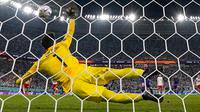 Penjaga gawang Polandia Wojciech Szczesny menyelamatkan tendangan penalti pemain Argentina Lionel Messi pada pertandingan sepak bola Grup C Piala Dunia 2022 di Stadion 974, Doha, Qatar, 30 November 2022. Argentina lolos ke babak 16 besar Piala Dunia 2022 dengan status juara Grup C usai mengalahkan Polandia 2-0. (AP Photo/Ariel Schalit)