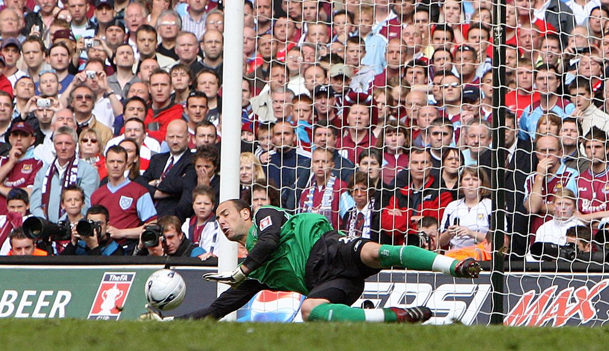 Kali ini, Pepe Reina yang keluar menjadi pahlawan dengan berhasil memblok tiga tendangan dari pemain West Ham. Sementara itu, dari sisi Liverpool, hanya Sami Hyypia yang gagal mengeksekusi. (AFP/Paul Ellis)
