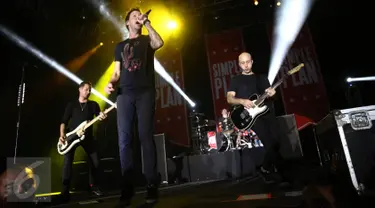 Band asal Kanada, Simple Plan saat tampil dalam konser di Ecovention Eco Park, Ancol, Jakarta, Minggu (4/9). Simple Plan membuka konser bertajuk Taking One for The Team Tour tersebut dengan lagu anyarnya Opinion Overload. (Liputan6.com/Faizal Fanani)