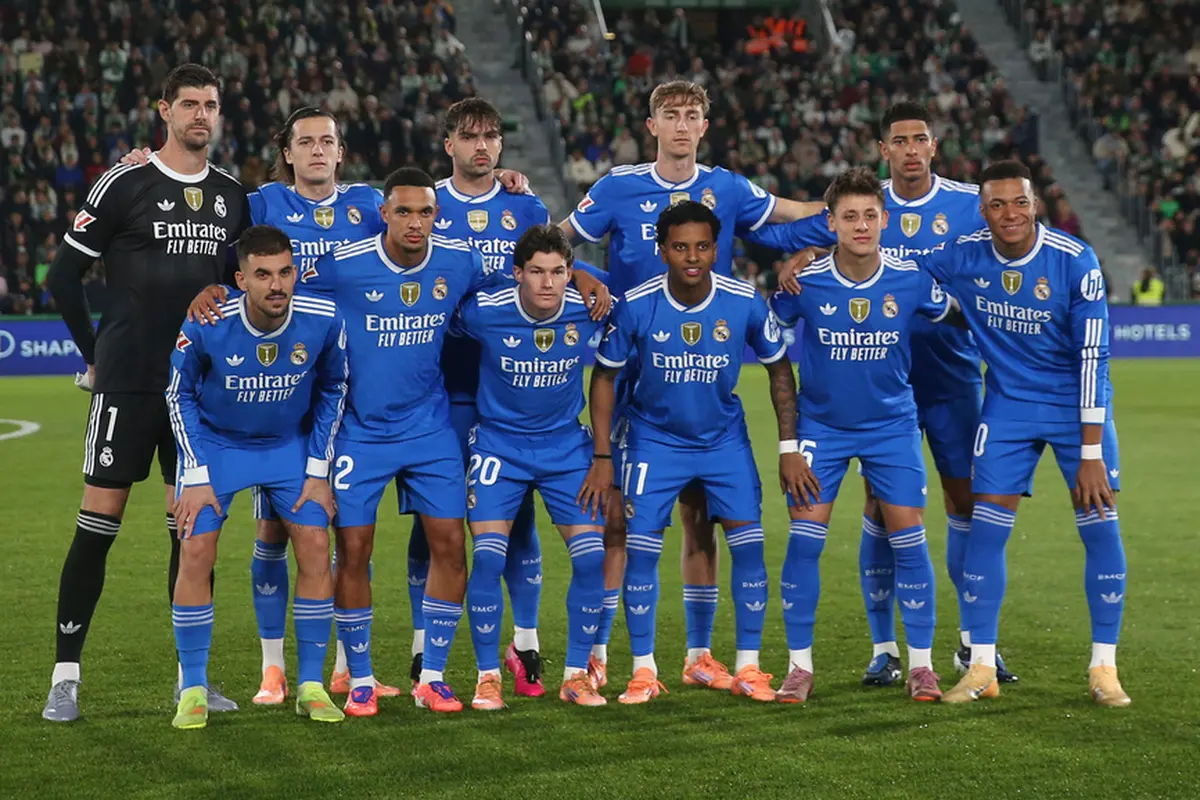 Para pemain Real Madrid berpose sebelum laga La Liga melawan Elche