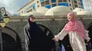 "Alhamdulillah, sesudah ziarah di Raudhah, kita keliling melihat mesjid Al Ghomamah dan mesjid Abu Bakar.," tulis feniorse pada unggahan 12 Maret. [Instagram/fenirose]