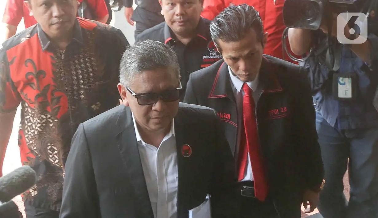 Dia membawa sejumlah berkas yang akan diajukan sebagai barang bukti saat proses penyidikan. (Liputan6.com/Herman Zakharia)