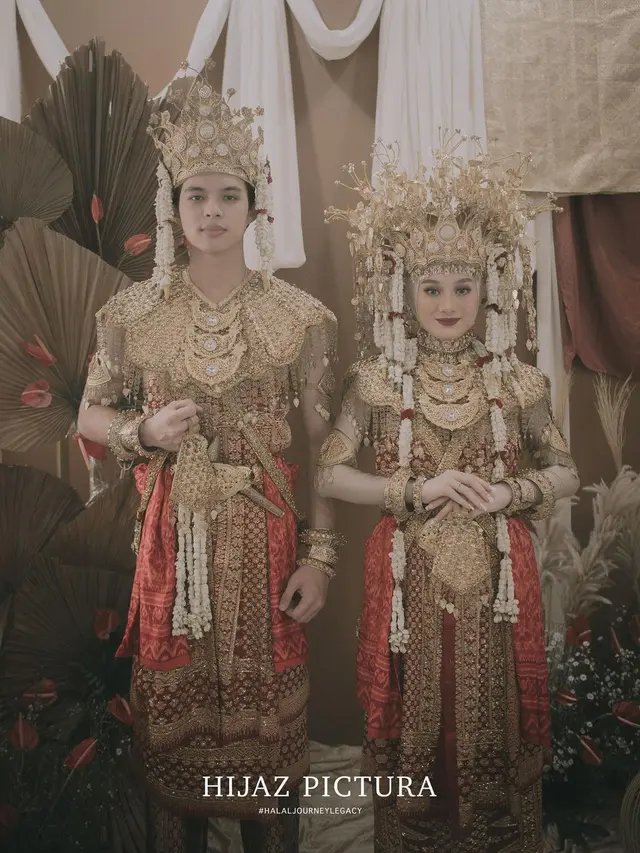 6 Gaya Pemotretan Dinda Hauw dan Rey Mbayang Pakai Baju Adat, Curi Perhatian